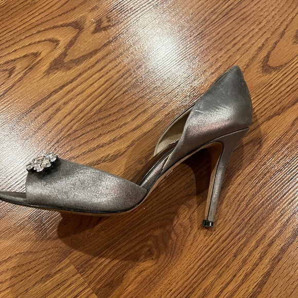 Badgley Mischka silver/ gray heels in size 7 - Picture 4 of 9